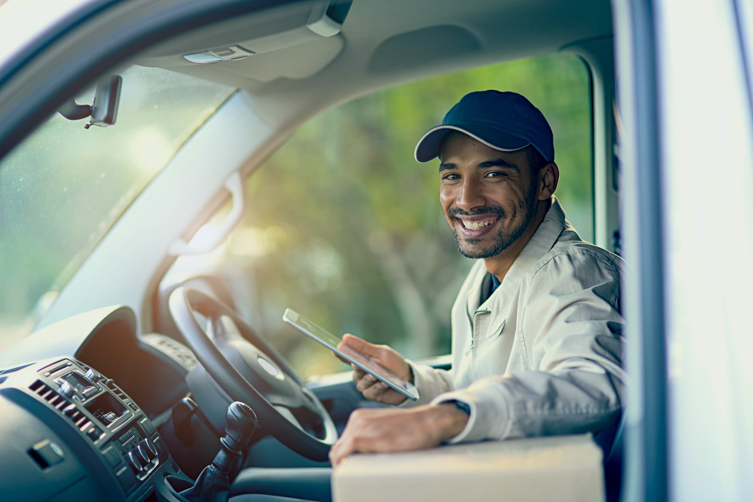 Zufriedener Mitarbeiter mit einem Tablet in der Hand