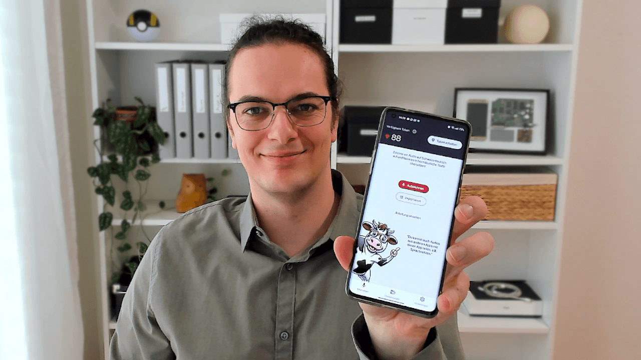 Florian Gyger mit der Schweizerdeutsch-Übersetzer-App auf dem Smartphone
