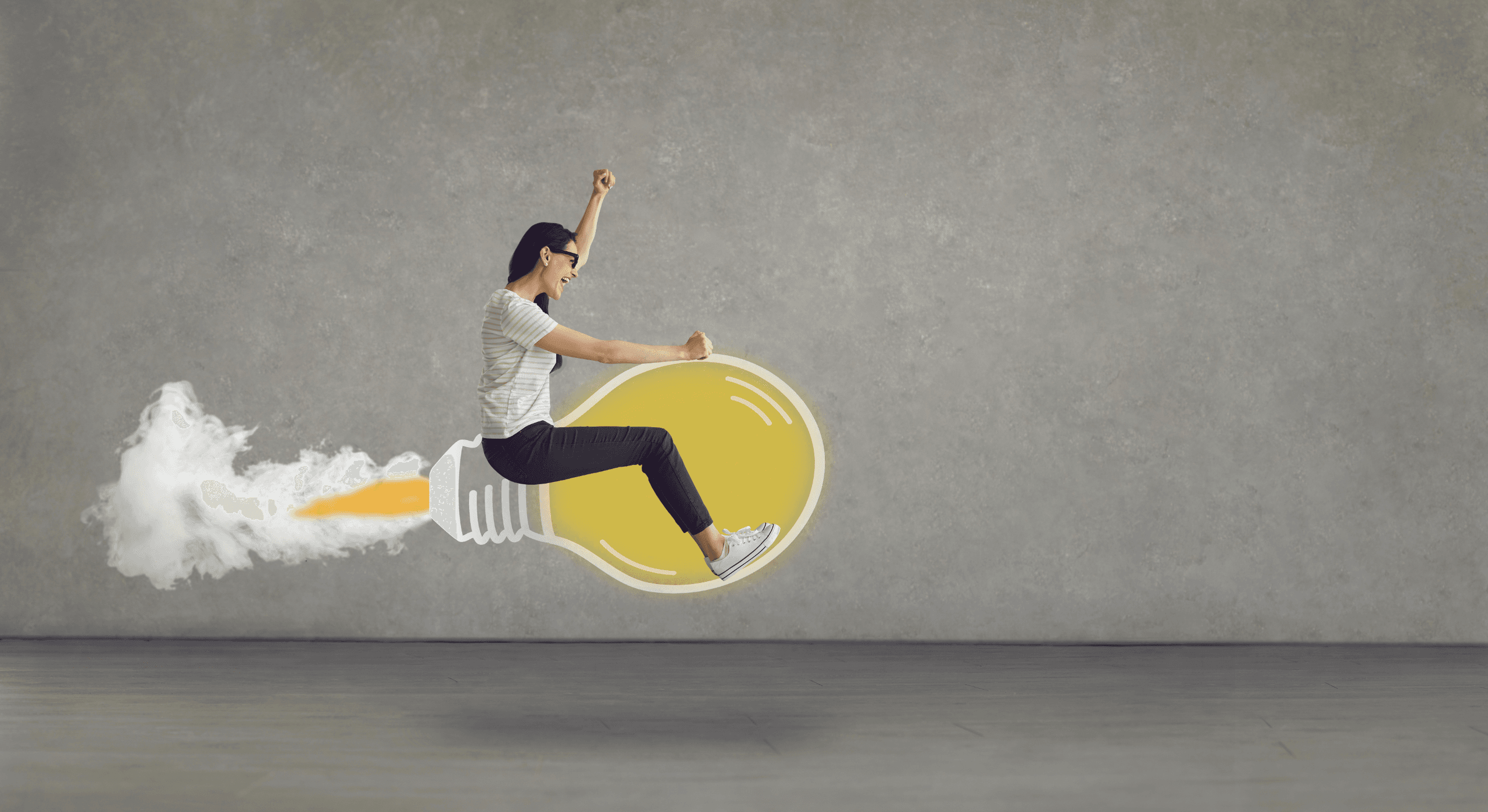 Eine Frau düst auf einer Glühbirne durch die Luft.