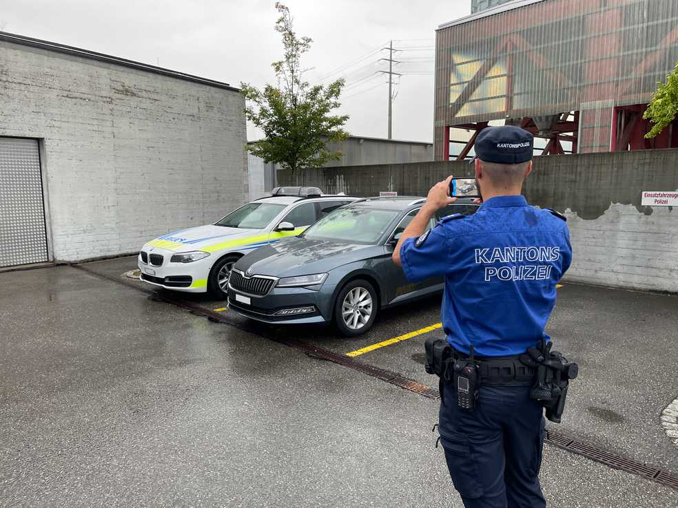 Ein Polizist der Kantonspolizei Aargau macht mit der POKA App ein Foto eines Einsatzfahrzeugs